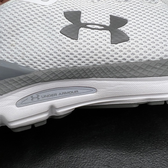 🌹 Under Armour Mens Charged Gemini 3023276-100 White Running Shoes Sneakers 9 - Picture 3 of 14